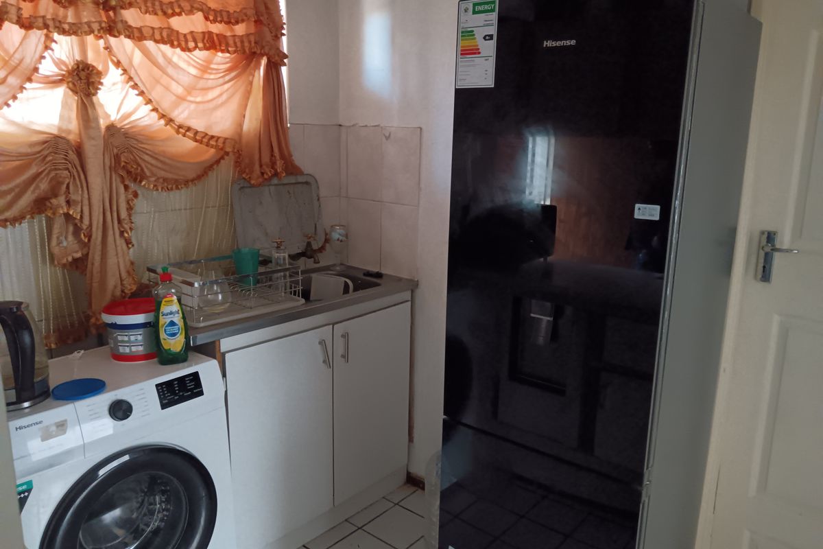 1 bedroom Apartment in Willows - Photo 2