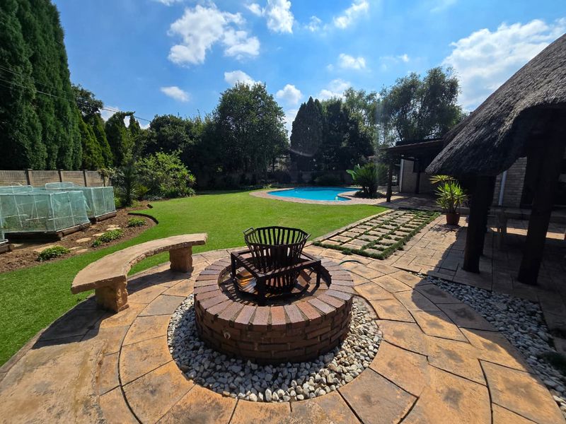 Stunning, Immaculate Family Home – Move-In Ready in Three Rivers East! - Photo 2