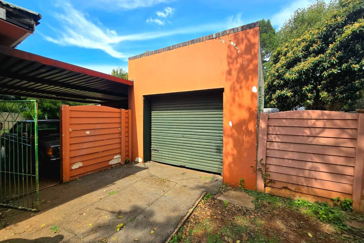Discover the potential of this spacious property in Three Rivers. - Photo 2