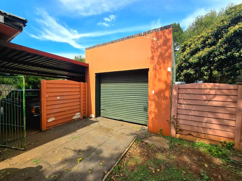 Discover the potential of this spacious property in Three Rivers. - Photo 2