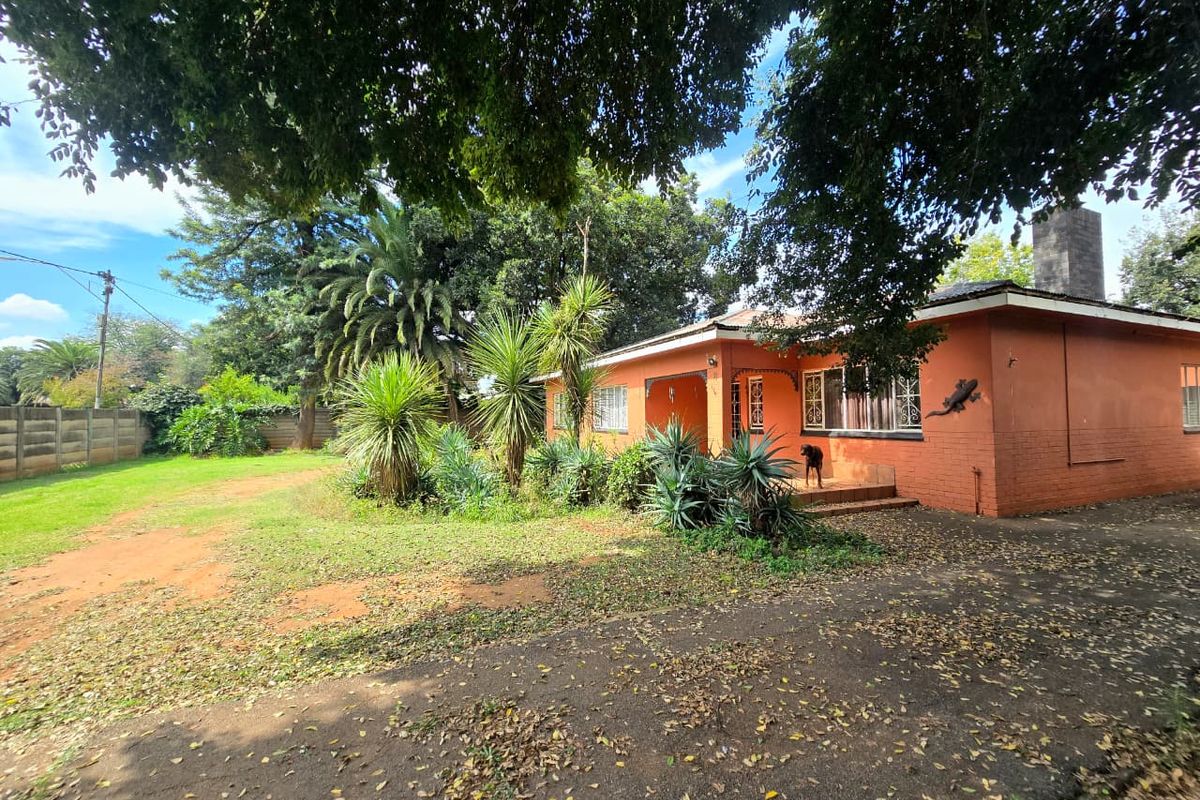 Discover the potential of this spacious property in Three Rivers. - Photo 3