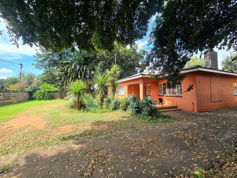 Discover the potential of this spacious property in Three Rivers. - Photo 3