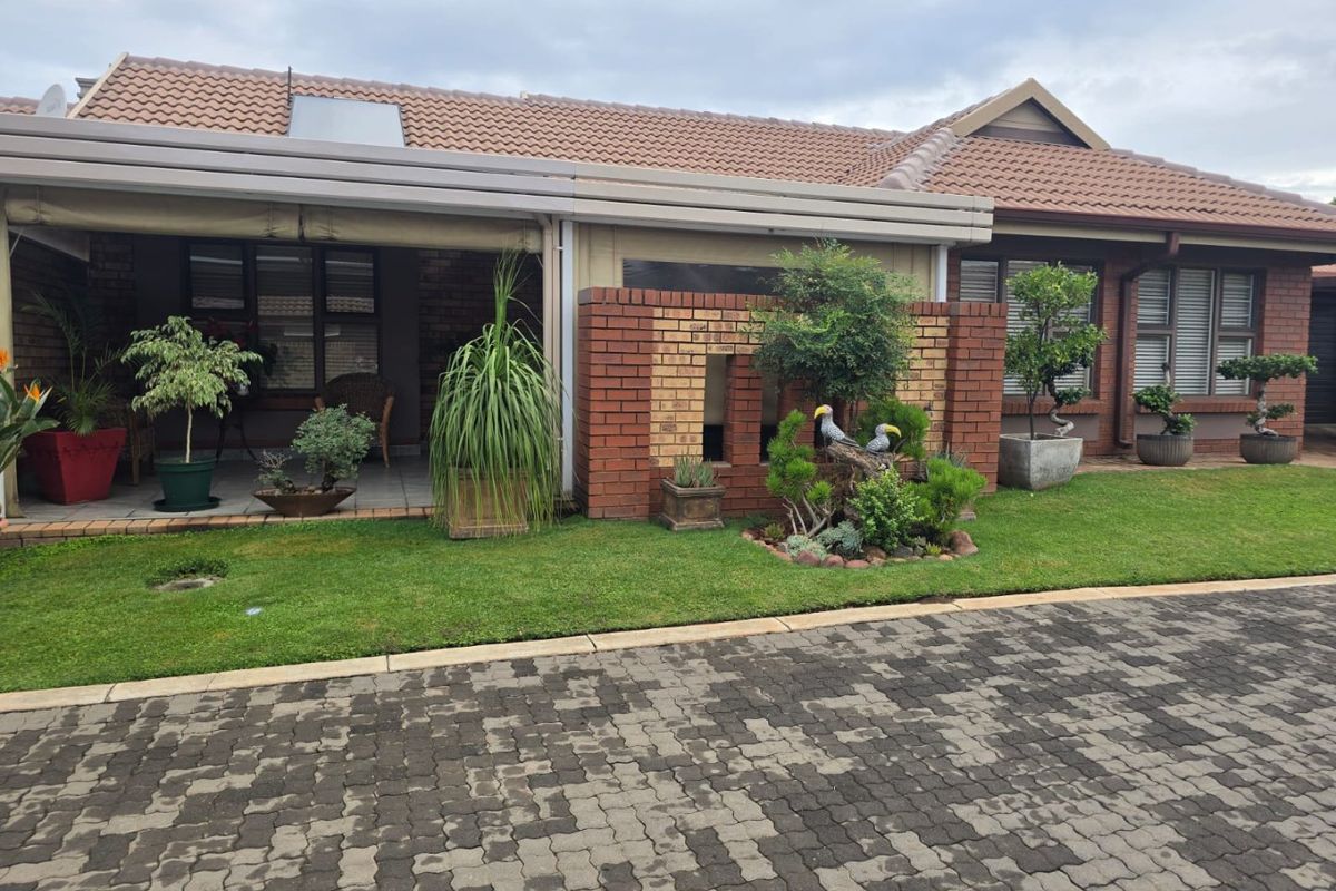 3 Bedroom 2 Bathroom Retirement Home For Sale! - Photo 2