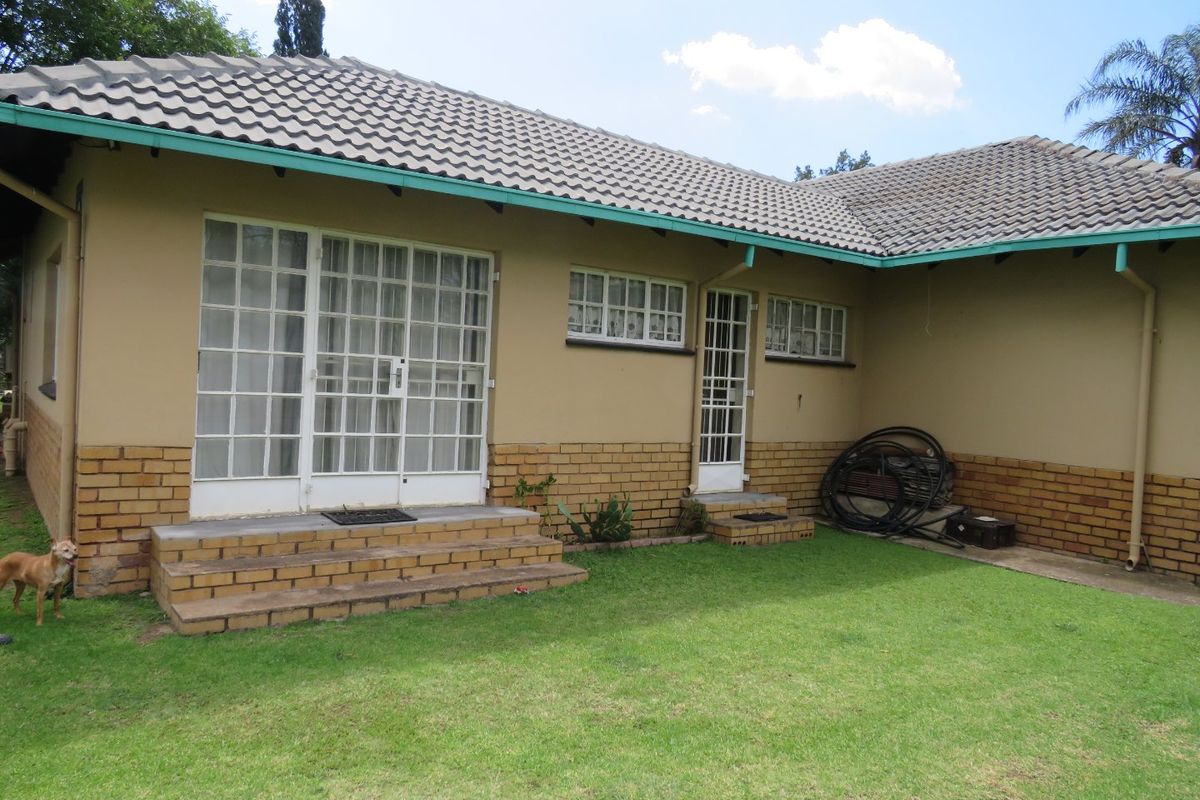 BEAUTIFUL 4 BEDROOM FAMILY HOME LOOKING FOR A NEW OWNER! - Photo 2