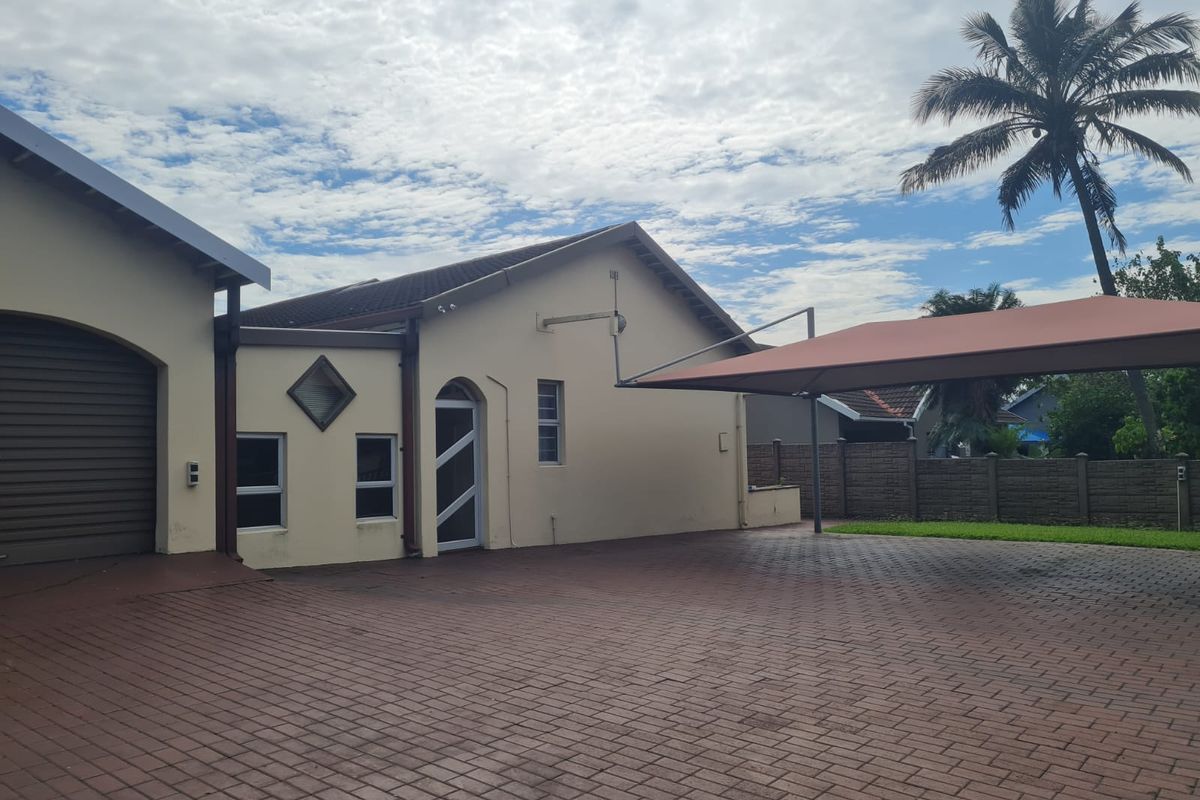 To Rent- Stunning 4 bedroom house with 2 bedroom flat close to Primary school - Photo 2