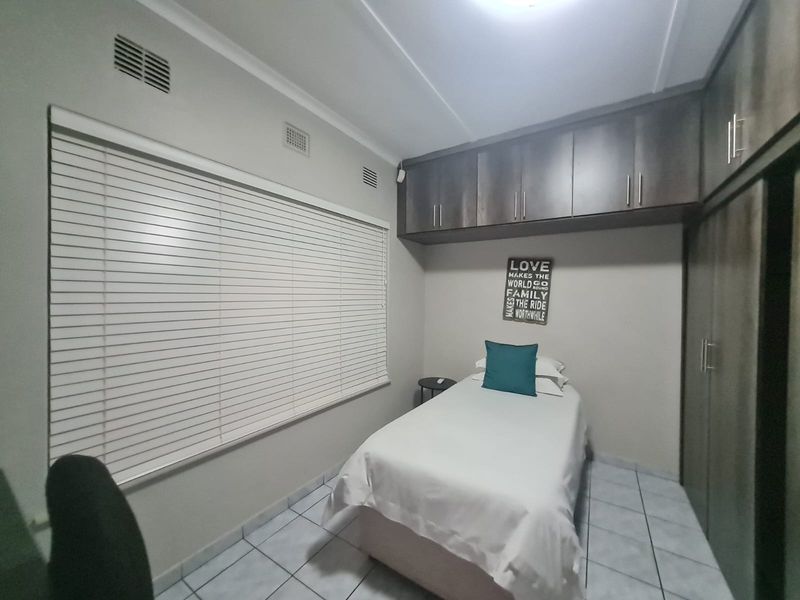 To Rent- Stunning 4 bedroom house with 2 bedroom flat close to Primary school - Photo 9