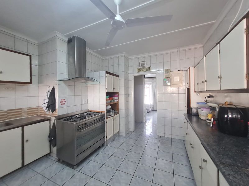 To Rent- Stunning 4 bedroom house with 2 bedroom flat close to Primary school - Photo 8