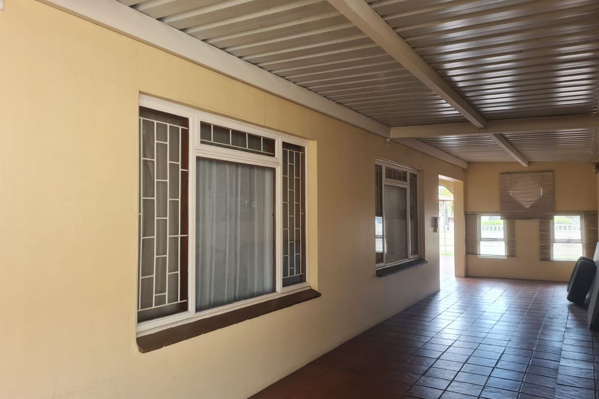 To Rent- Stunning 4 bedroom house with 2 bedroom flat close to Primary school - Photo 3