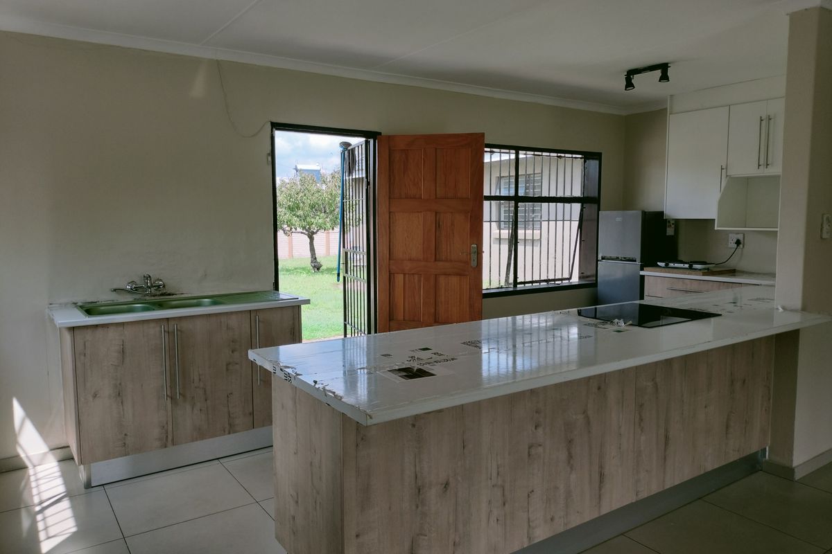 Stunning Newly Renovated Hidden Gem in Tasbet Park - Photo 2