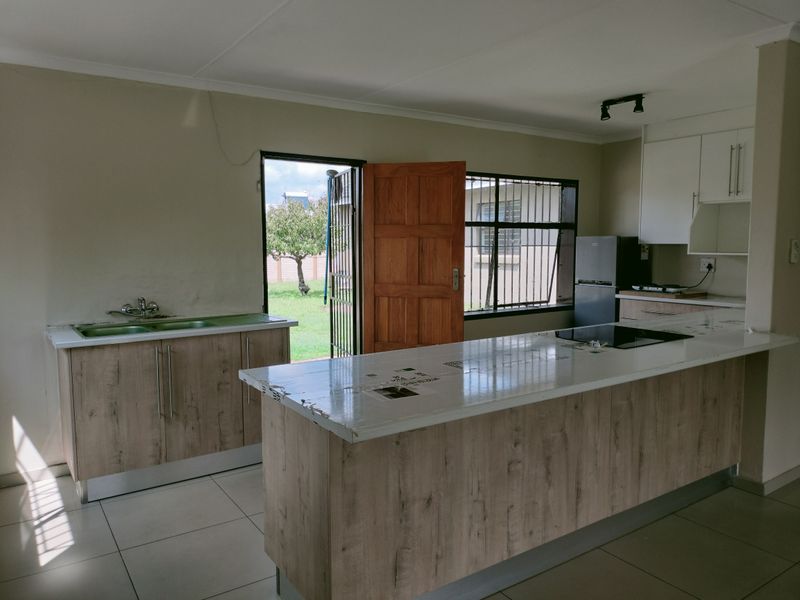 Stunning Newly Renovated Hidden Gem in Tasbet Park - Photo 2