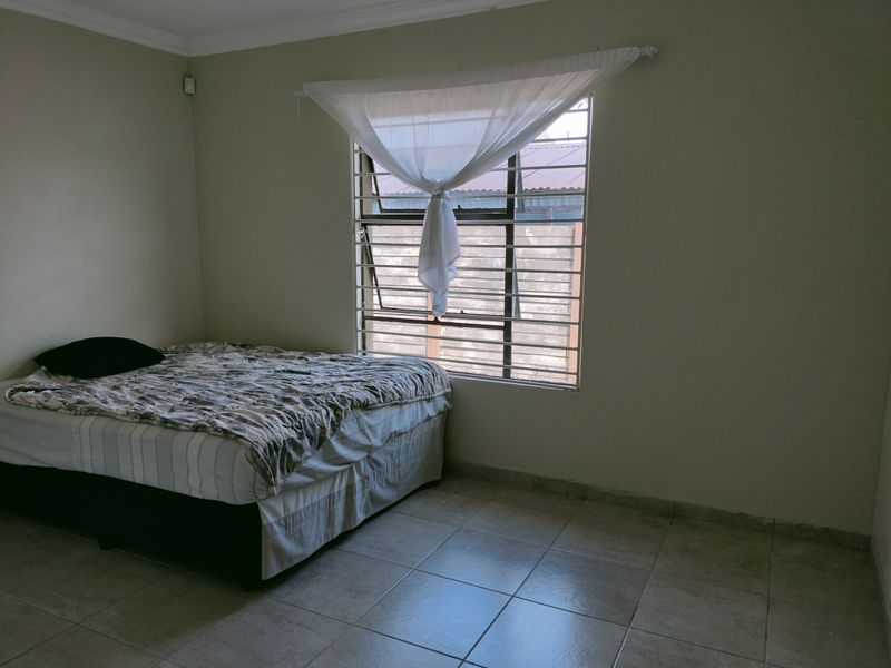 Stunning Newly Renovated Hidden Gem in Tasbet Park - Photo 9