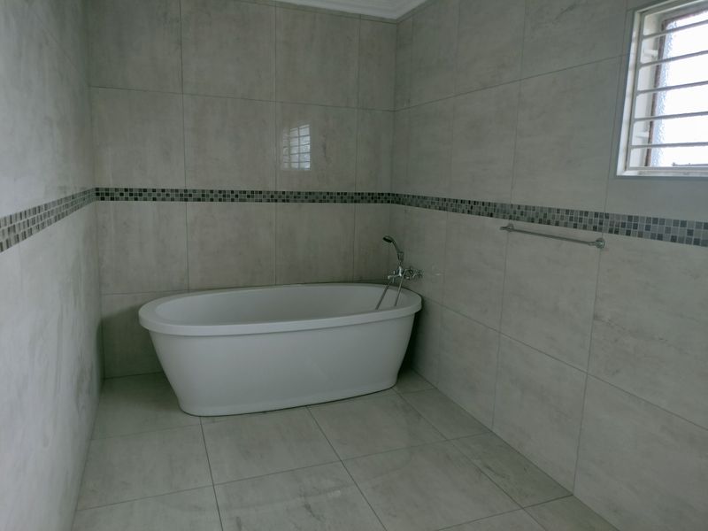 Stunning Newly Renovated Hidden Gem in Tasbet Park - Photo 7