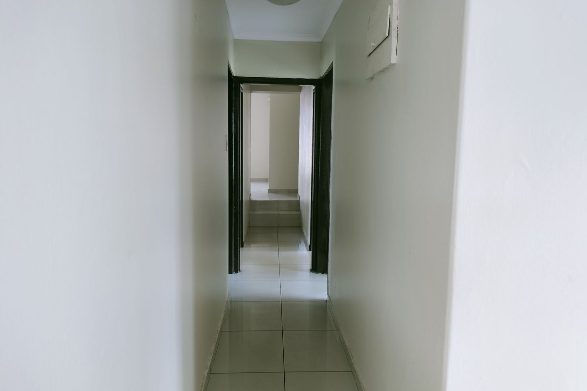 Stunning Newly Renovated Hidden Gem in Tasbet Park - Photo 4