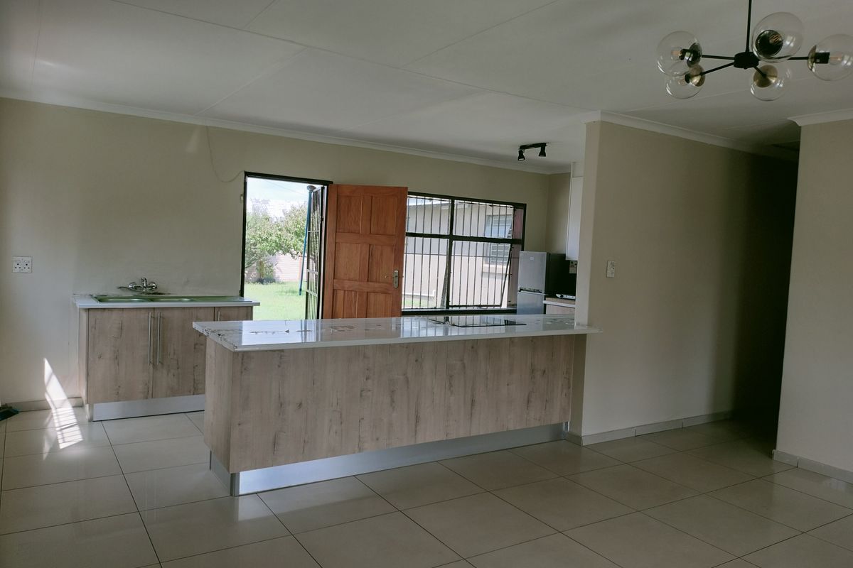 Stunning Newly Renovated Hidden Gem in Tasbet Park - Photo 3