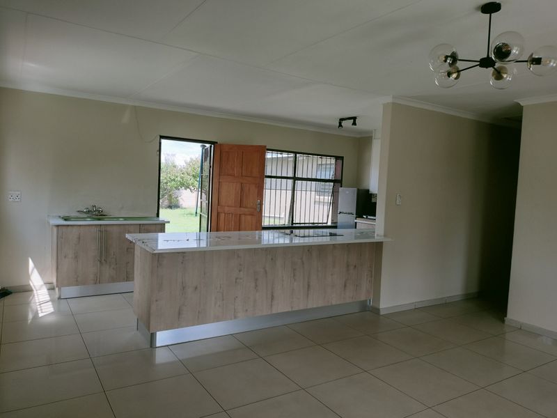 Stunning Newly Renovated Hidden Gem in Tasbet Park - Photo 3