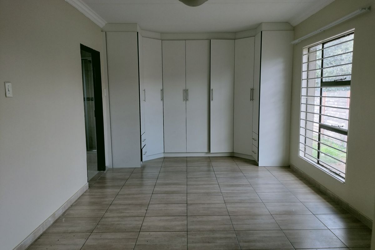 Stunning Newly Renovated Hidden Gem in Tasbet Park - Photo 5