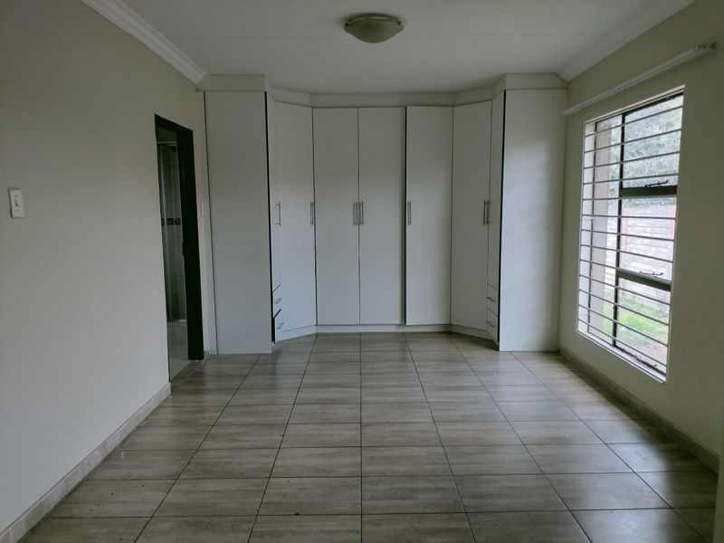 Stunning Newly Renovated Hidden Gem in Tasbet Park - Photo 5