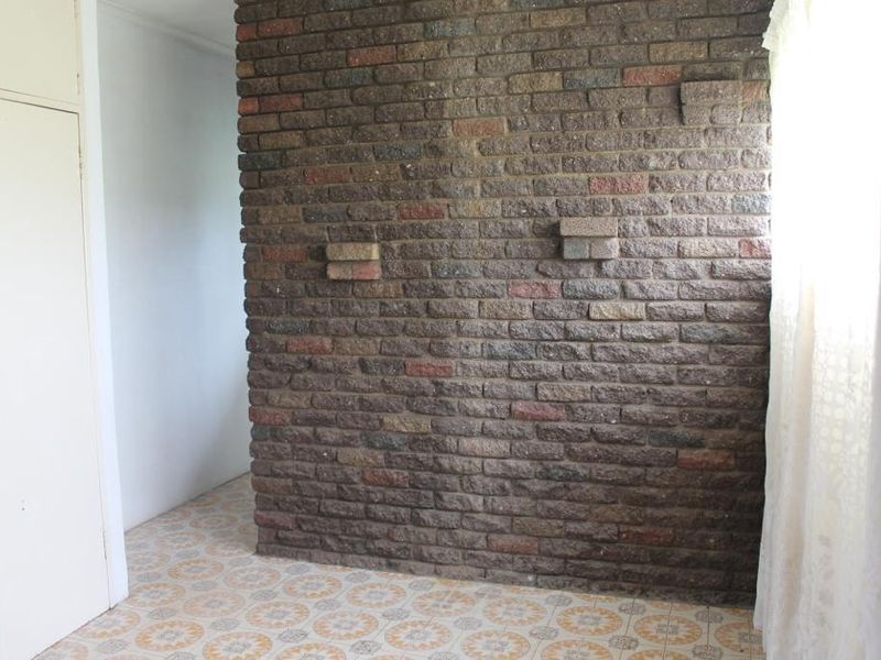 A vintage family home with three bedrooms, a strong foundation. - Photo 10