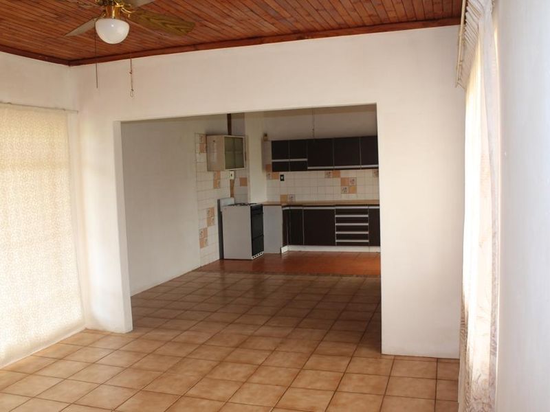 A vintage family home with three bedrooms, a strong foundation. - Photo 8