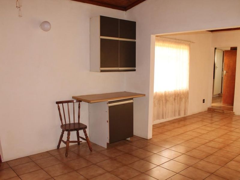 A vintage family home with three bedrooms, a strong foundation. - Photo 7