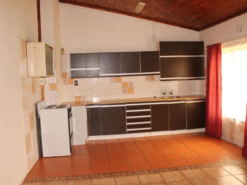 A vintage family home with three bedrooms, a strong foundation. - Photo 6