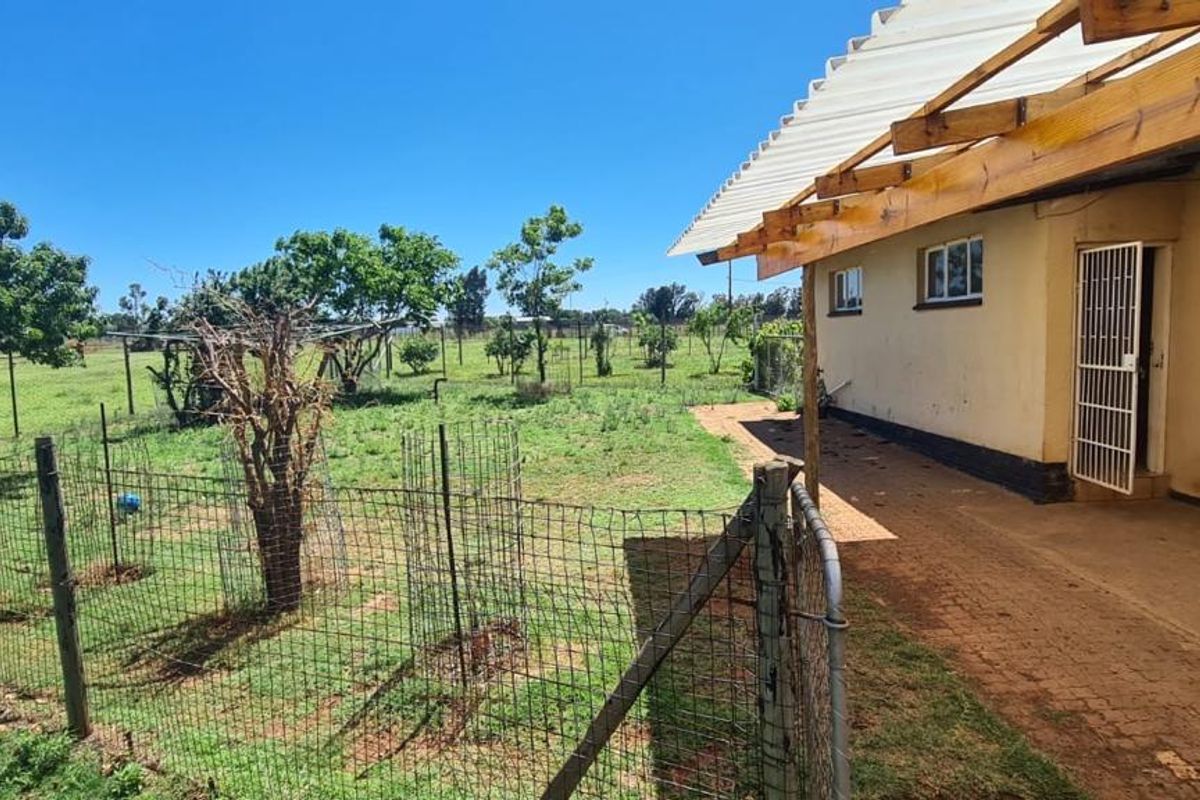 A vintage family home with three bedrooms, a strong foundation. - Photo 2