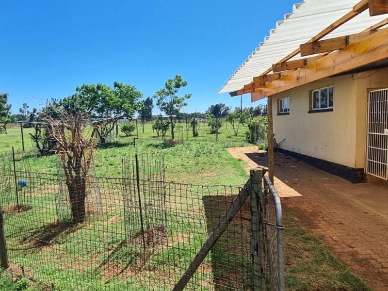 A vintage family home with three bedrooms, a strong foundation. - Photo 2