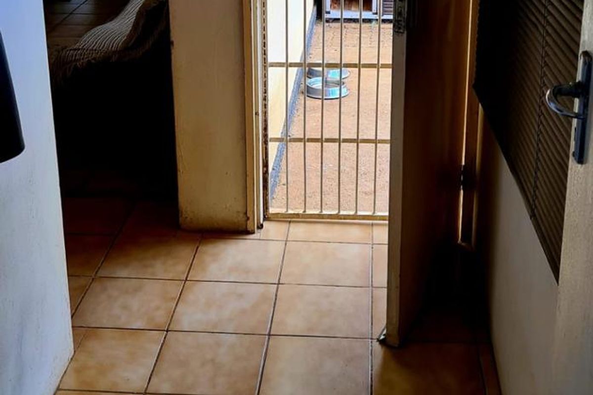 A vintage family home with three bedrooms, a strong foundation. - Photo 5