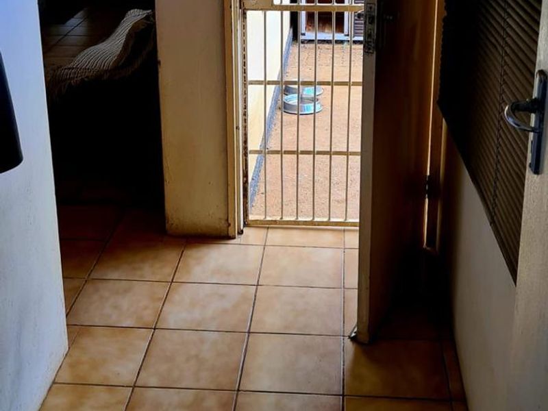 A vintage family home with three bedrooms, a strong foundation. - Photo 5