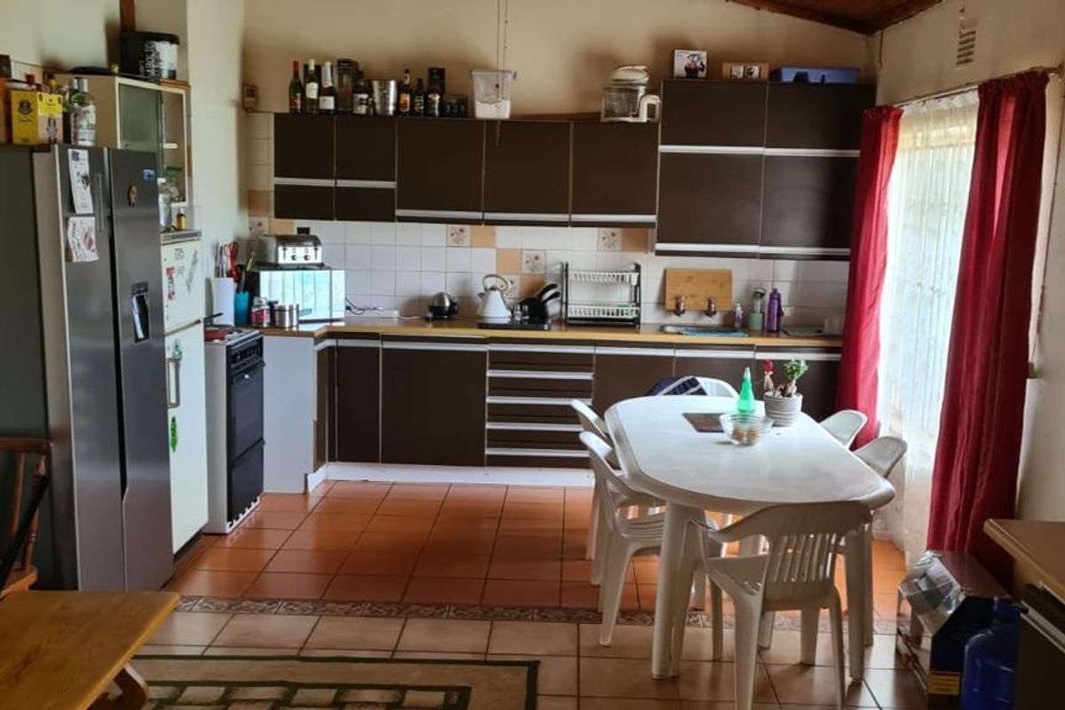 A vintage family home with three bedrooms, a strong foundation. - Photo 3