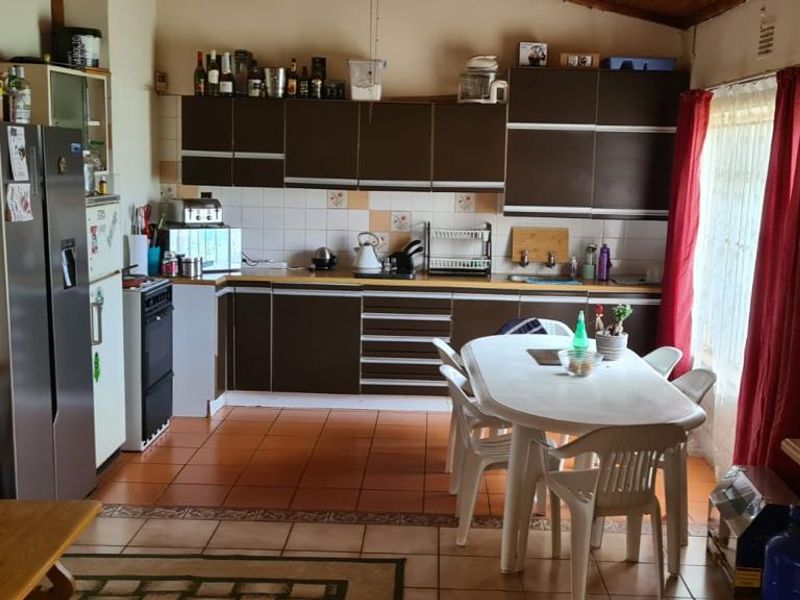 A vintage family home with three bedrooms, a strong foundation. - Photo 3