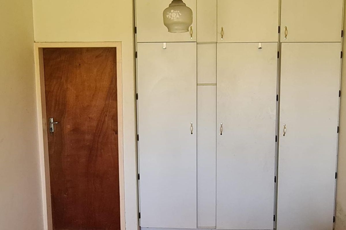 A vintage family home with three bedrooms, a strong foundation. - Photo 4