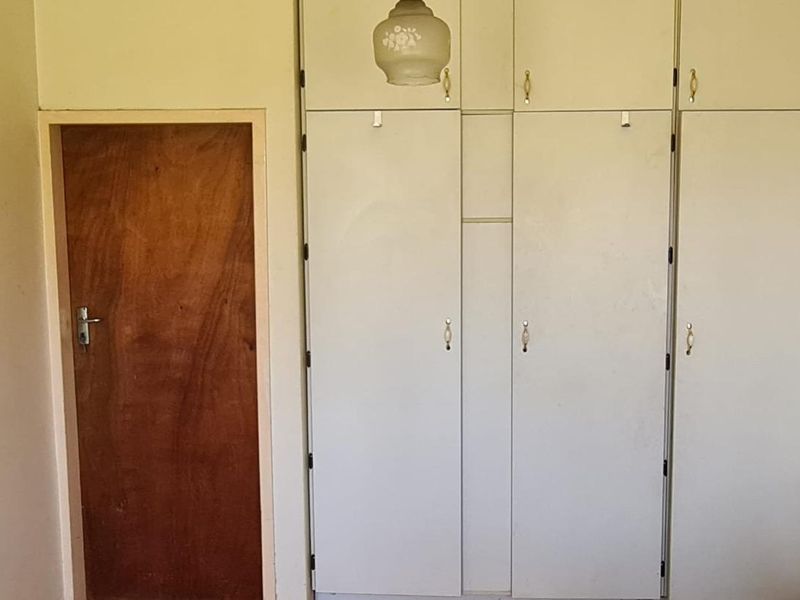 A vintage family home with three bedrooms, a strong foundation. - Photo 4