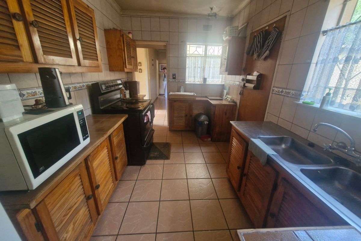 3-Bedroom Home For Sale in Sunairpark {Great Potential} - Photo 2