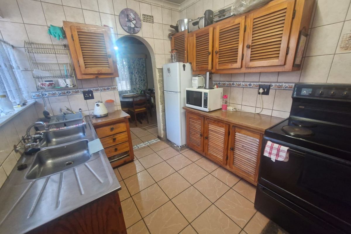 3-Bedroom Home For Sale in Sunairpark {Great Potential} - Photo 3