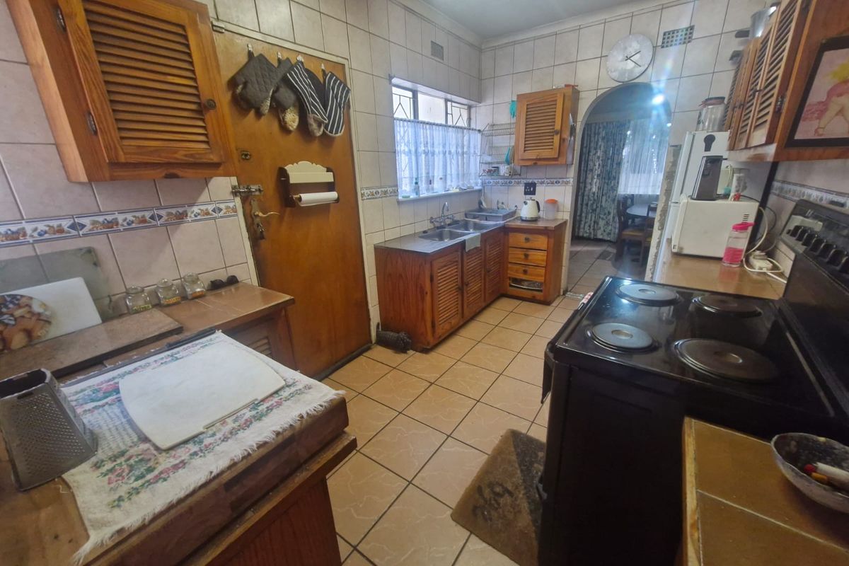 3-Bedroom Home For Sale in Sunairpark {Great Potential} - Photo 4