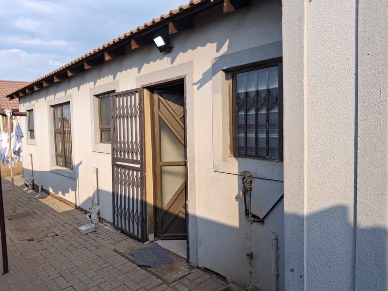 Neat home in Vanderbijlpark with a modern feel. - Photo 8