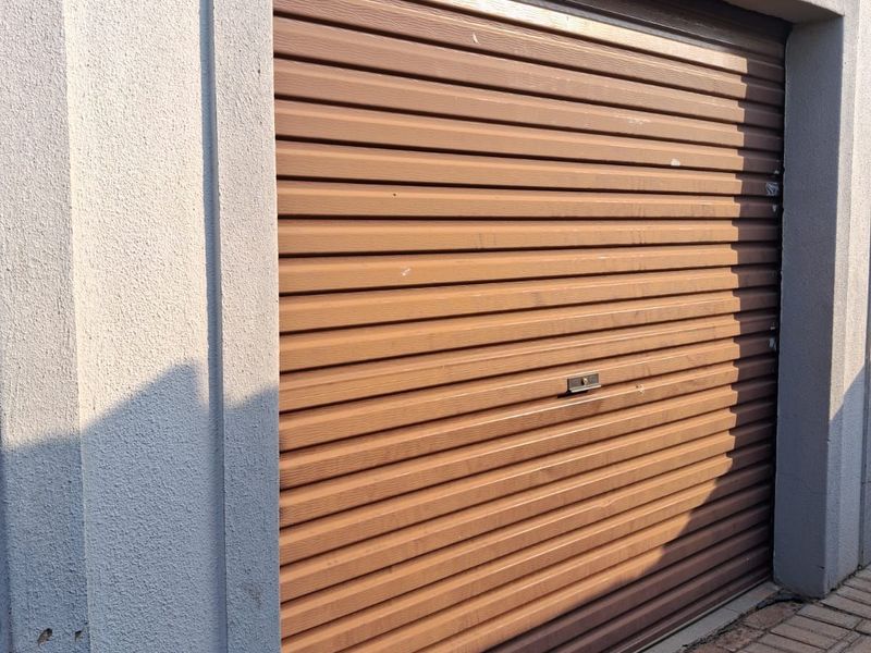 Neat home in Vanderbijlpark with a modern feel. - Photo 2