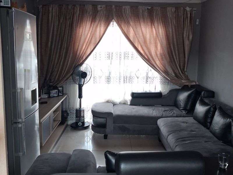 Neat home in Vanderbijlpark with a modern feel. - Photo 5