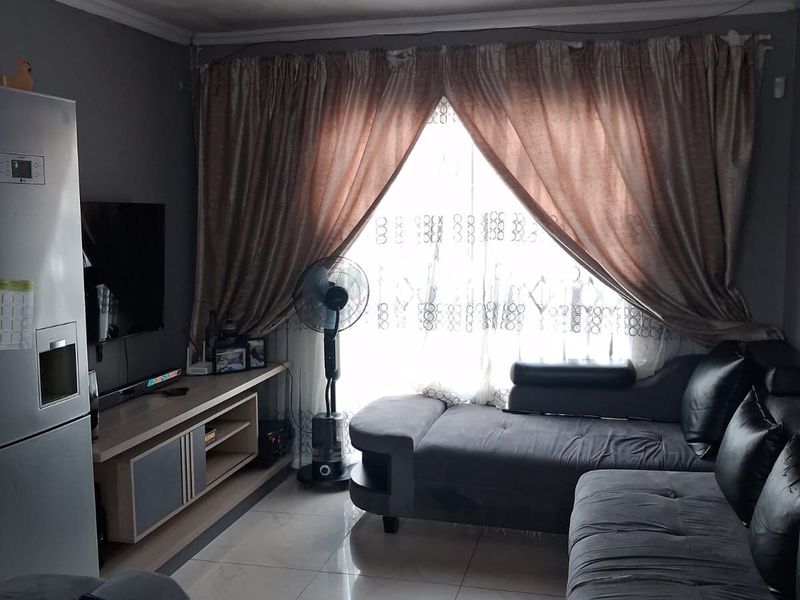 Neat home in Vanderbijlpark with a modern feel. - Photo 4