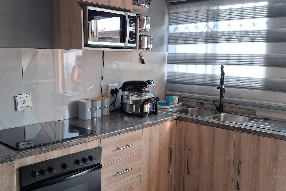 Neat home in Vanderbijlpark with a modern feel. - Photo 3
