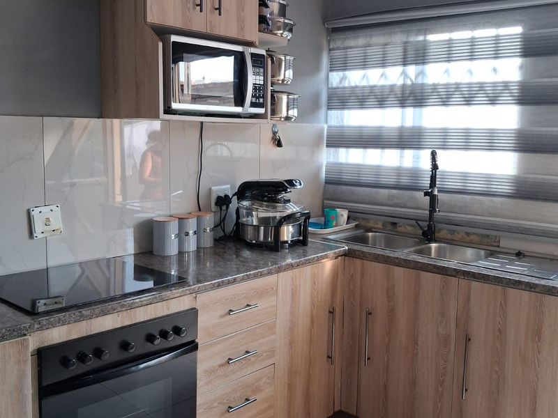 Neat home in Vanderbijlpark with a modern feel. - Photo 3