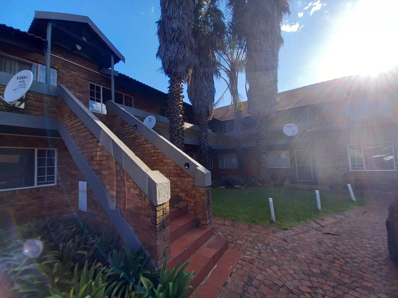 **Prime Kenleaf Investment Gem – Stylish 2-Bedroom Unit in Secure Complex!** - Photo 10