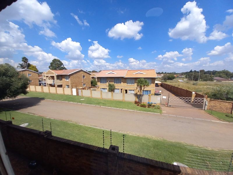 **Prime Kenleaf Investment Gem – Stylish 2-Bedroom Unit in Secure Complex!** - Photo 9