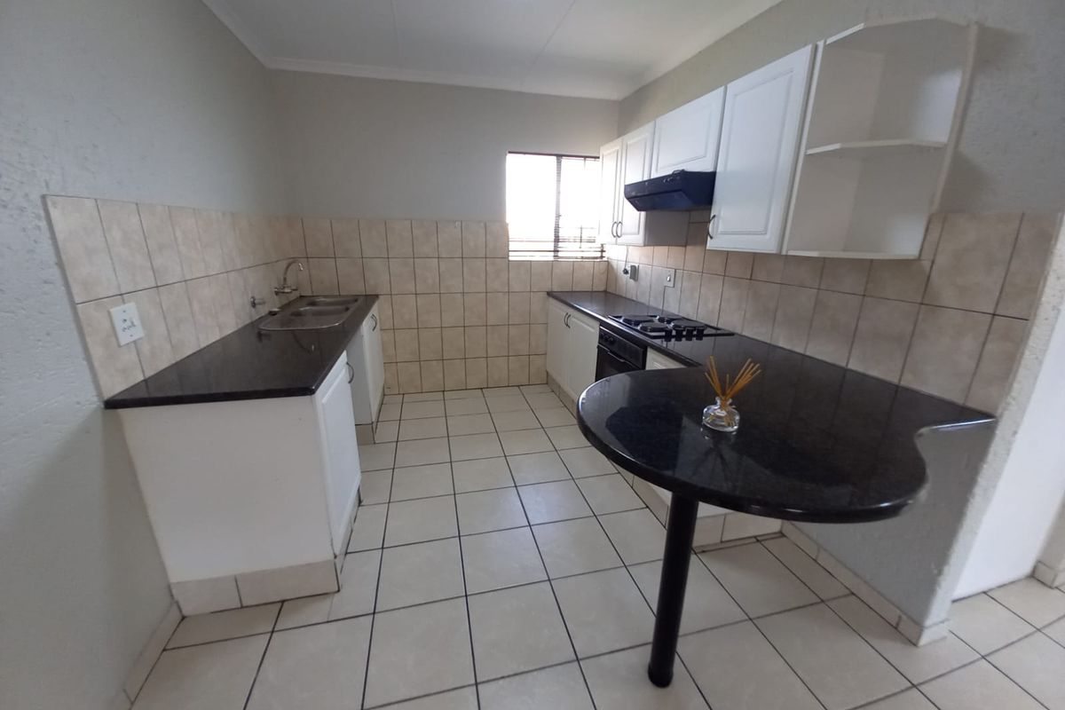 **Prime Kenleaf Investment Gem – Stylish 2-Bedroom Unit in Secure Complex!** - Photo 3