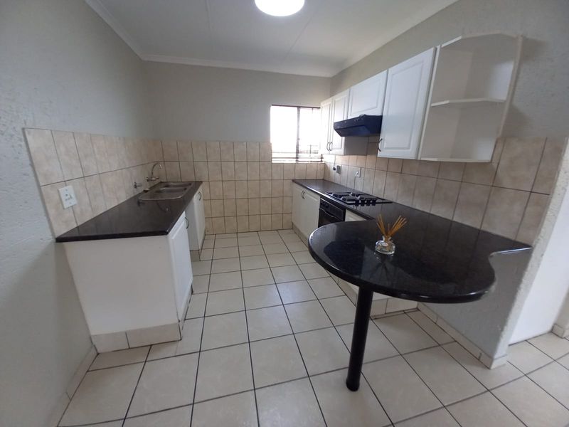 **Prime Kenleaf Investment Gem – Stylish 2-Bedroom Unit in Secure Complex!** - Photo 3