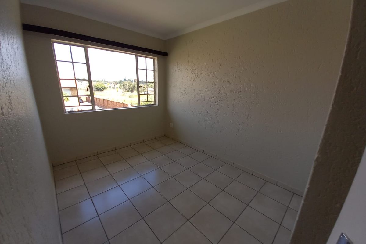 **Prime Kenleaf Investment Gem – Stylish 2-Bedroom Unit in Secure Complex!** - Photo 4