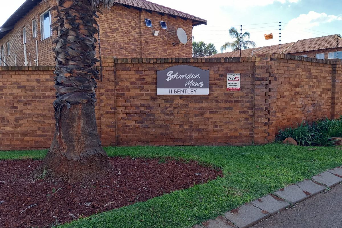 **Prime Kenleaf Investment Gem – Stylish 2-Bedroom Unit in Secure Complex!** - Photo 2