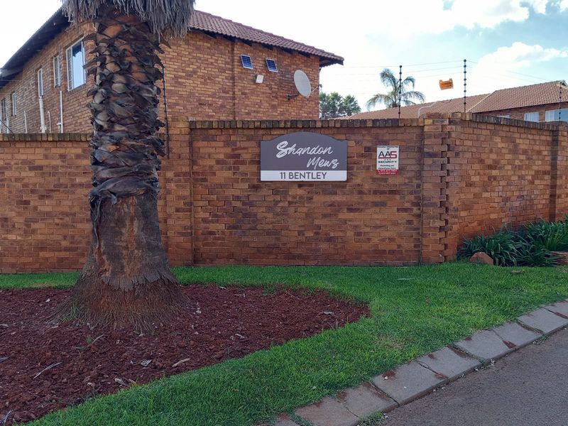 **Prime Kenleaf Investment Gem – Stylish 2-Bedroom Unit in Secure Complex!** - Photo 2