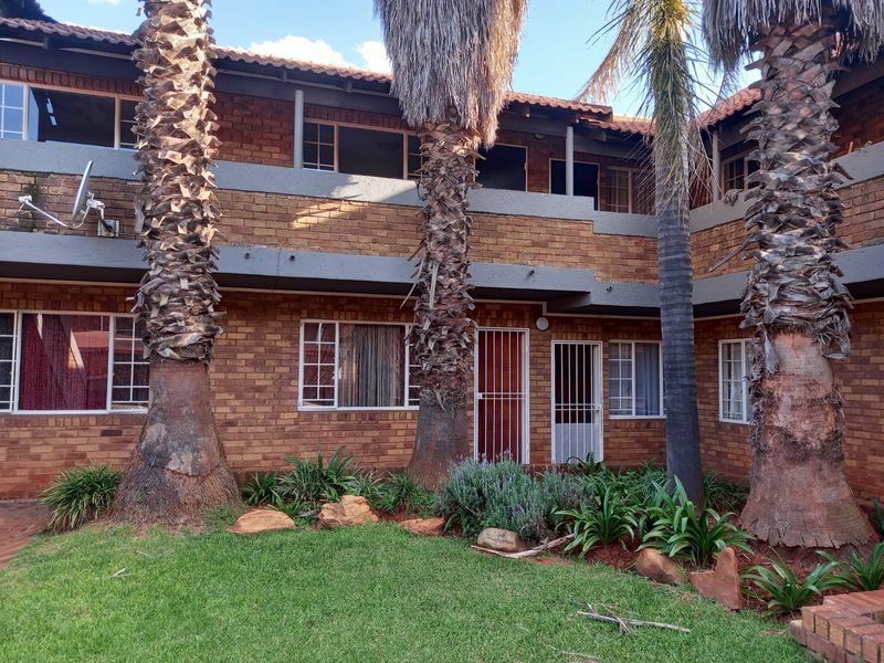 **Prime Kenleaf Investment Gem – Stylish 2-Bedroom Unit in Secure Complex!** - Photo 1